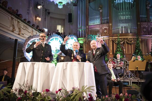 Moderator Dorian Steidl eröffnete mit Grossbauer Wolfgang Malik und Ballorganisator Thomas Fischer eine rauschende Ballnacht.  | Foto: Zemasch