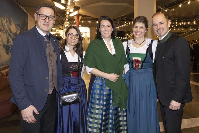 Bauernbunddirktor Peter Raggl mit Alice, WK-Präsidentin Barbara Thaler und LK-Präsident NR Josef Hechenberger mit Katharina | Foto: Die Fotografen/MeinBezirk