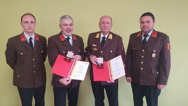 Bezirksfeuerwehrkommandant-Stv. BR Kaszanics Herbert (2.v.r.) und Ehrenkommandant HBI Radakovits Emil erhielten das Verdienstkreuz des Bgld. Landesfeuerwehrverbandes.   | Foto: FF Mischendorf