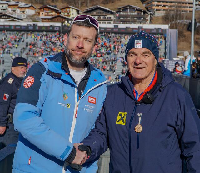 Head of TV von Hisense, Dietmar Pils (li.) und der Präsident des Salzburger Landesskiverbandes, Bartl Gensbichler. | Foto: Hisense