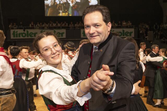 Landwirtschaftsminister Norbert Totschnig bei seinem ersten Tanz. Er war über den gelungenen Auftritt seiner Jungbauer/Landjugend aus Osttirol besonders Stolz. | Foto: Die Fotografen/MeinBezirk
