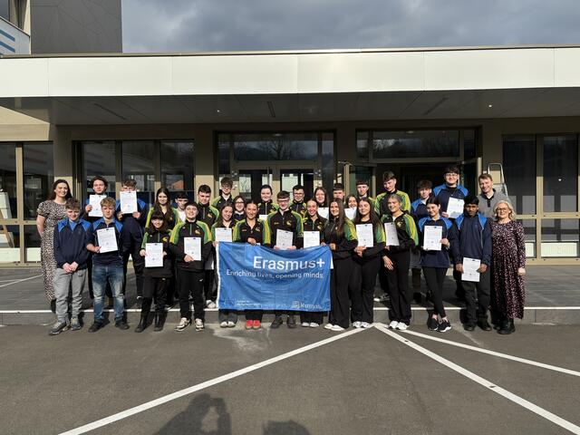 Gruppenfoto vor der Schule | Foto: MeinBezirk/Jung