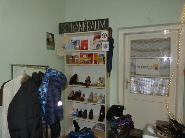 Auch Schuhe und Bücher gab es vor Ort zu erwerben. 