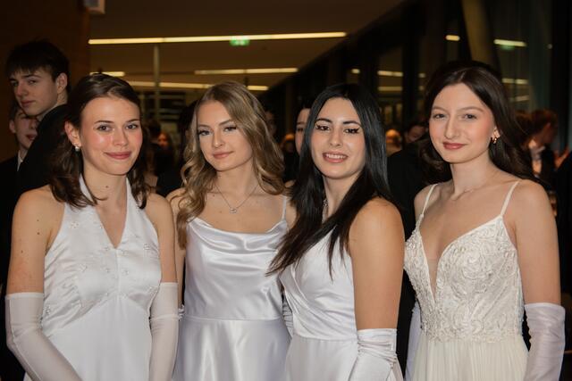 Die Maturantinnen und Maturanten freuten sich darüber, den Abend mit Freunden und Familie zu feiern. | Foto: Sophia Braun