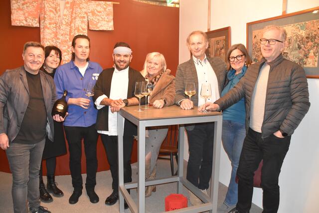 Beim Eröffnungsabend konnte Uwe und Maggie Schiefer (links) und Mateo Lopez (4.v.l.) einige Gäste begrüßen. | Foto: Michael Strini
