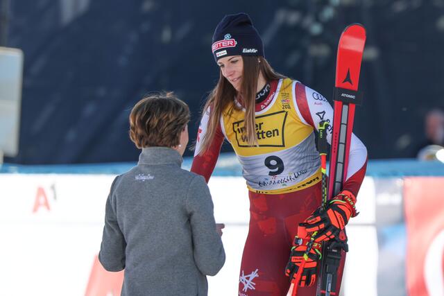 Landtagspräsidentin Brigitta Pallauf mit der Gewinnerin der Silbermedaille bei der Damenabfahrt, der Salzburgerin Mirjam Puchner. | Foto: Land Salzburg / Franz Neumayr