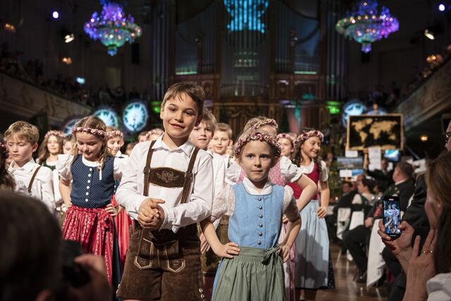 Taktsicher und begeisternd: die Teilnehmerinnen und Teilnehmer der Kinderpolonaise.  | Foto: Zemasch
