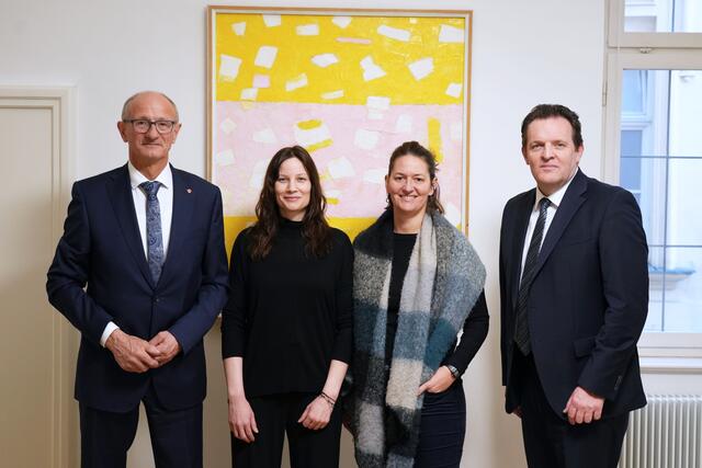 LH Anton Mattler, Barbara Alt (TKI), Lisa Prazeller (Klimabündnis Tirol) und LR René Zumtobel. | Foto: Land Tirol/Reiter