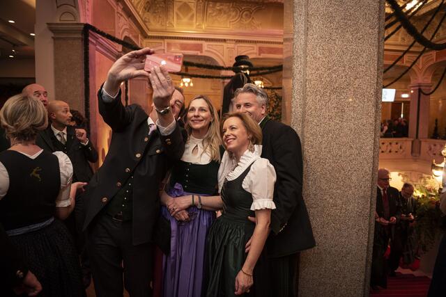 Selfietime: Trotz rauschender Ballnacht blieb die Zeit für den ein oder anderen Schnappschuss.  | Foto: Zemasch