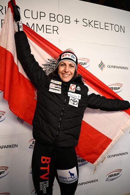 Janine Flock jubelt in Lillehammer über EM-Gold und ihren dritten Gesamtweltcupsieg. | Foto: © IBSF