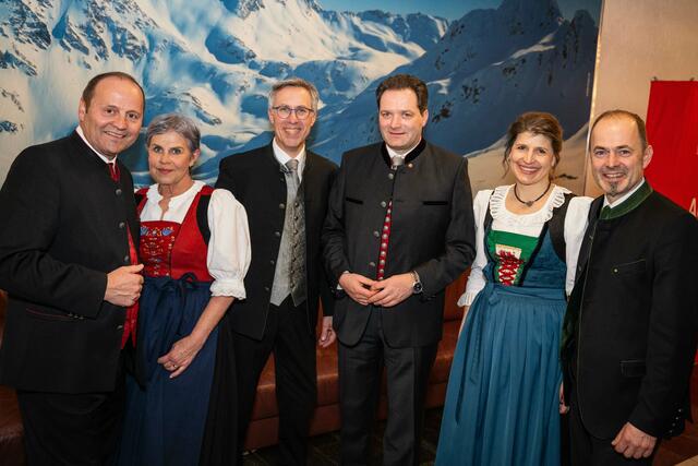 Freuten sich über einen gelungenen Bauernbundball (vl.) Bauernbundobmann LHStv. Josef Geisler mit Sabina, Präsident des Österreichischen Bauernbundes NR Georg Strasser, Landwirtschaftsminister Norbert Totschnig, LK-Präsident NR Josef Hechenberger mit Katharina | Foto: Alleweil