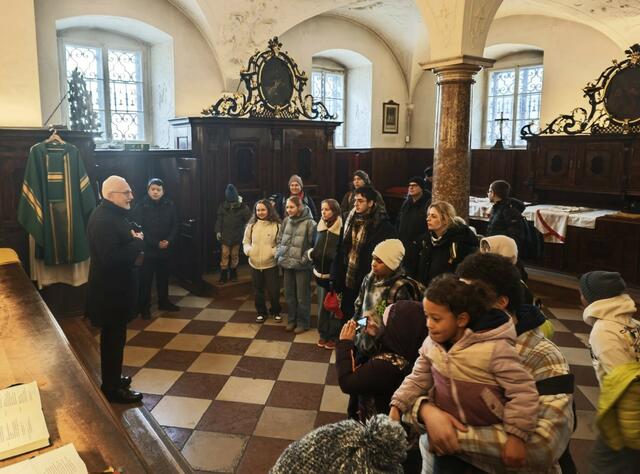 Große Aufmerksamkeit bei der Domführung in der Sakristei des Stephansdomes