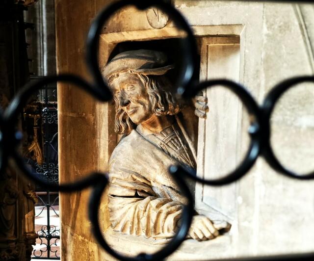 Auch der berühmte "Fenstergucker" beobachtete sehr aufmerksam die Kirchenführung der Flugfelder Ausflugsgruppe.