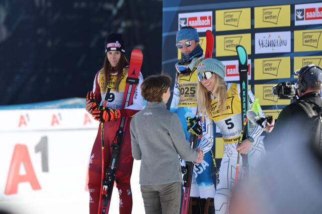 Alpine Skiweltmeisterschaft, Saalbach2025, Ski-WM2025 in Saalbach-Hinterglemm, im Bild: Landtagspräsidentin Brigitta Pallauf als eine der ersten Gratulantinnen für die Medaillengewinnerinnen der Damenabfahrt Breezy Jones (USA, Gold), Mirjam Puchner (Österreich, Silber) und Ester Ledecka (Tschechien) | Foto: Land Salzburg / Franz Neumayr
