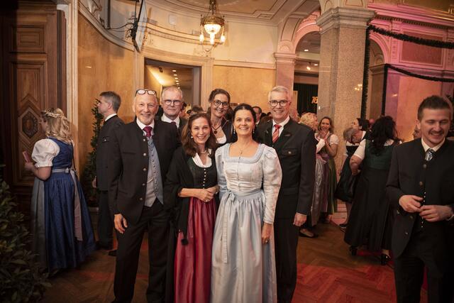 Der Oberlandlerball 2025: Strahlende Gesichter soweit das Auge reicht.  | Foto: Zemasch