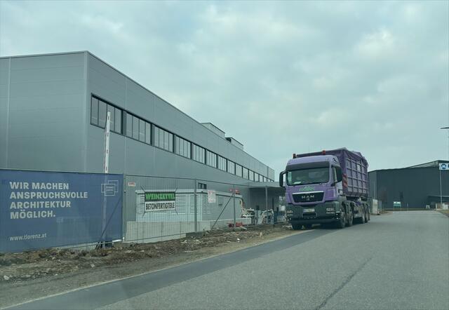 Ziel des Bauvorhabens war die Schaffung zusätzlicher Produktionsflächen für neue Technologien und den Bereich E-Mobility.
 | Foto: MeinBezirk/Cornelia Riedler