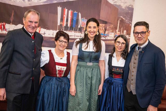 Bauernbunddirektor Peter Raggl mit seiner Frau Alice, EU-Abgeordnete Sophia Kircher, LK-Vizepräsidentin und Landesbäuerin Helga Brunschmid mit Michael
 | Foto: Alleweil