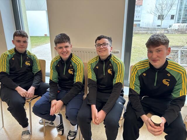 Die irischen Schüler Darragh, Gearoid, Seán und Gavin in ihren schicken Schuluniformen. | Foto: MeinBezirk/Jung