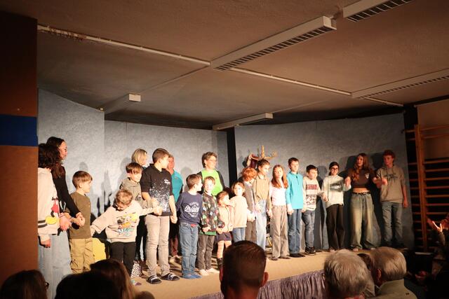 Das tolle Ensemble erntete bei der Premiere tosenden Applaus. | Foto: Seelos
