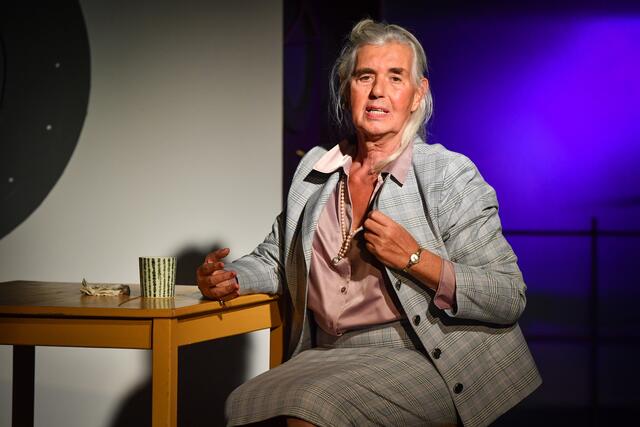 Zeigt uns "Anne-Marie Die Schönheit" eindrücklichst als eine in die Jahre gekommene Frau, die ein Leben lang irgendwie unter der Wahrnehmungsschwelle blieb: Schauspieler und Regisseur Klaus Rohrmoser.  | Foto: Gabriele Griessenböck