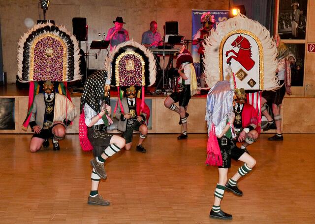 Große und kleine Völser Fasnachtler waren am Samstag und am Sonntag im Volleisatz. | Foto: Hassl