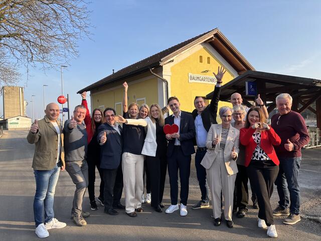Dem Wahlsieger wurde am Sonntag-Nachmittag gratuliert. | Foto: MeinBezirk Perg/Köck