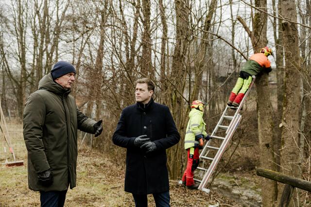 Landesrat Stefan Kaineder machte sich gemeinsam mit dem Leiter des Gewässerbezirks Gmunden, Willi Laimer, ein Bild über die Arbeiten am Steinbach in Schörfling. | Foto: Land OÖ/Werner Dedl