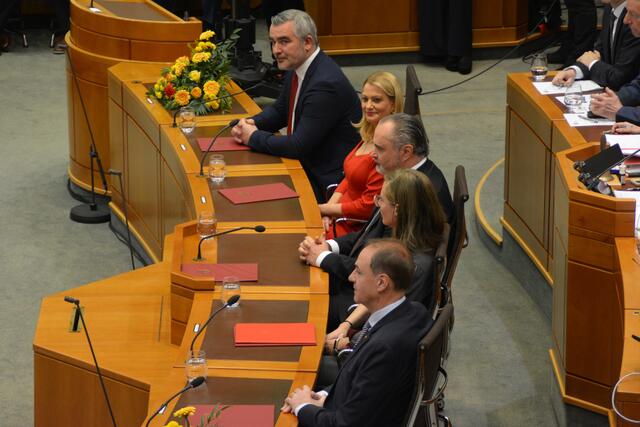 Am Donnerstag nahm die neue Landesregierung erstmals auf ihren Sesseln im Landtag Platz. | Foto: Tscheinig