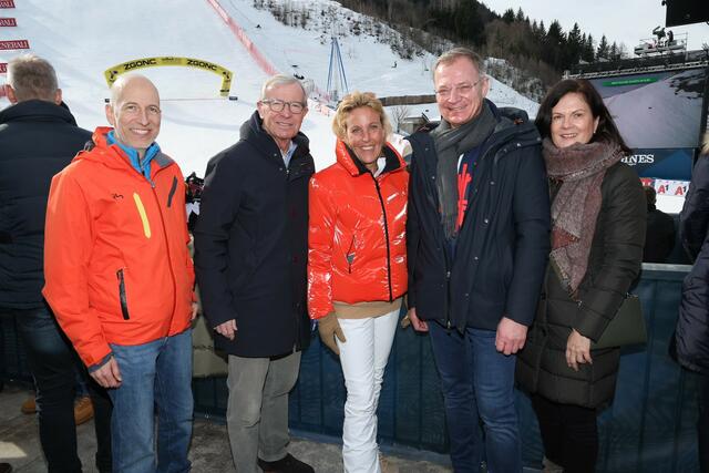 V.2.r.n.l.: Landeshauptmann Wilfried Haslauer mit Ehefrau Christina, Landeshauptmann Thomas Stelzer (Oberösterreich) mit Ehefrau Bettina Stelzer-Wögerer und Wirtschaftsminister Martin Kocher (1.v.r.) bei der Herrenabfahrt in Saalbach. | Foto: Land Salzburg / Franz Neumayr