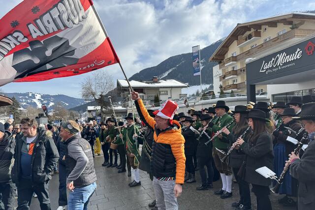 Alpine Skiweltmeisterschaft, Saalbach2025, Ski-WM2025 in Saalbach-Hinterglemm, im Bild: der Fanmarsch durch Hinterglemm vor der Herrenabfahrt. | Foto: Land Salzburg / Melanie Hutter