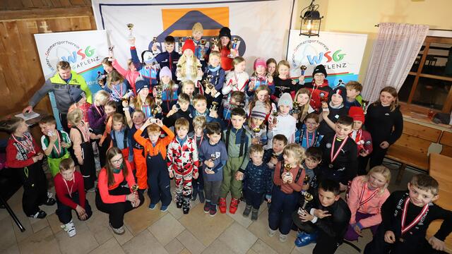Das Gruppenbild mit allen Kindern und Jugendlichen durfte natürlich nicht fehlen, und die Skistars von morgen präsentierten zum Abschluss nochmals stolz ihre Pokale.
 | Foto: WSG/Stephan Schönberger