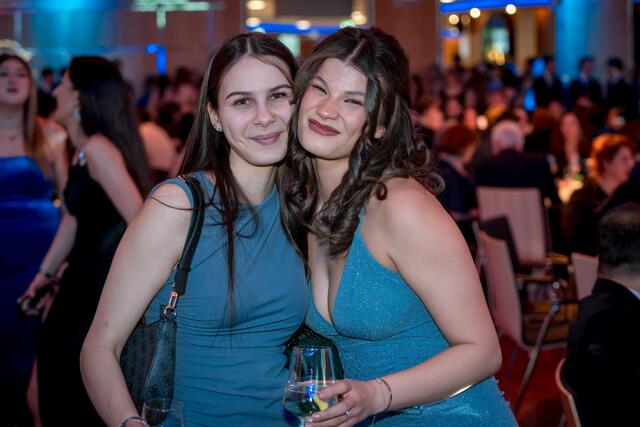 Mateja und Farah waren vom Ball begeistert.