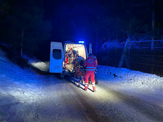 Der Verunglückte wurde von der Bergrettung und einem Arzt erstversorgt und anschließend durch den Notarzt und der Rettung in das Krankenhaus Schwarzach überstellt. | Foto: Bergrettung Flachau