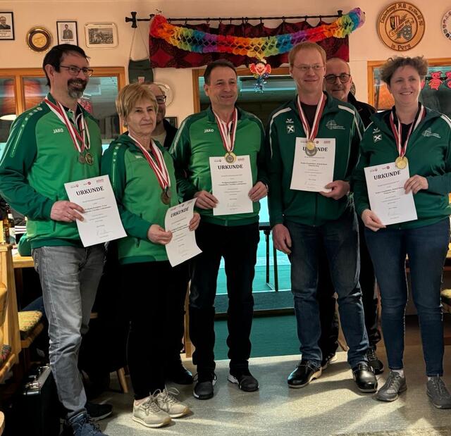 Luftpistole Mannschaft. BM Pabneukirchen rechts, 2. Naarn, links.  | Foto: Schützenverein Pabneukirchen