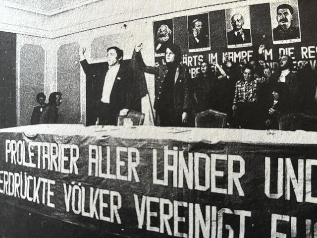 Aktivistinnen und Aktivisten des KM am Podium im Rahmen einer Veranstaltung zum Ersten Mai in der zweiten Hälfte der 1970er-Jahre in Innsbruck. Fotograf unbekannt | Foto: Sammlung Elisabeth Senn
