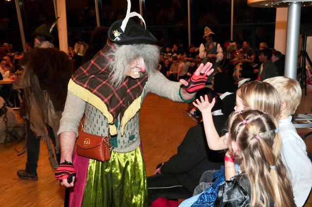 Bildbeweis: Keine Berührungsängste mit der Hexenschar! | Foto: Hassl