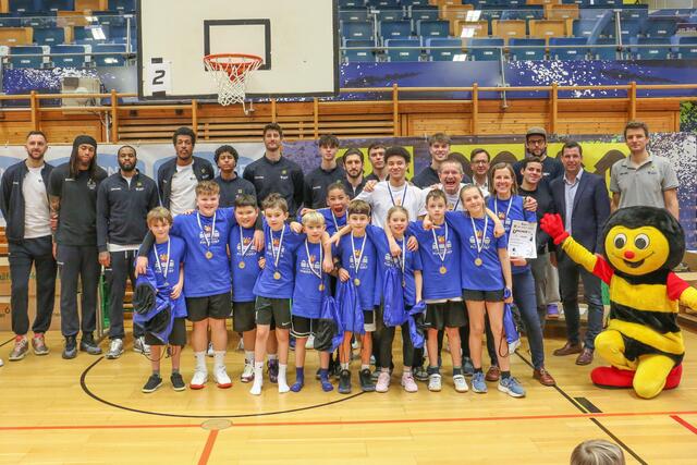 Siegerfoto des Raiffeisen Volksschulturnier 2025 der Basketswans Gmunden. Die Pinsdorfer Hot Shots sichern sich den diesjährigen Turniersieg. | Foto: Raiffeisen Swans Gmunden