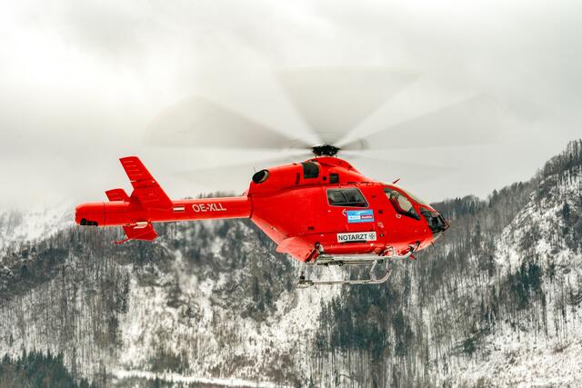 Unfall am 8. Februar 2025 am Dachstein: Eine 50-jährige Frau stürzte beim Skitourengehen. Die Crew des Notarzthubschraubers konnte direkt bei der Unfallstelle landen - die Verletzte wurde ins Krankenhaus geflogen. | Foto: FOTOKERSCHI.AT / KERSCHBAUMMAYR