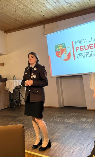 Die Neugewählte Kommandantin Tamara Scharinger bei ihrer Antrittsrede. | Foto: FF Gerersdorf