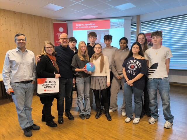  Lothar Wagner (Jugend Eine Welt-Projektpartner in Westafrika, 3.v.l.) mit Paul Richter, Professor für Religion im Gymnasium des Sacre Coeur Pressbaum, Karin Mayer-Fischer (Jugend Eine Welt) und Schülerinnen bzw. Schüler des Gymnasium Sacre Coeur Pressbaum | Foto: Jugend Eine Welt