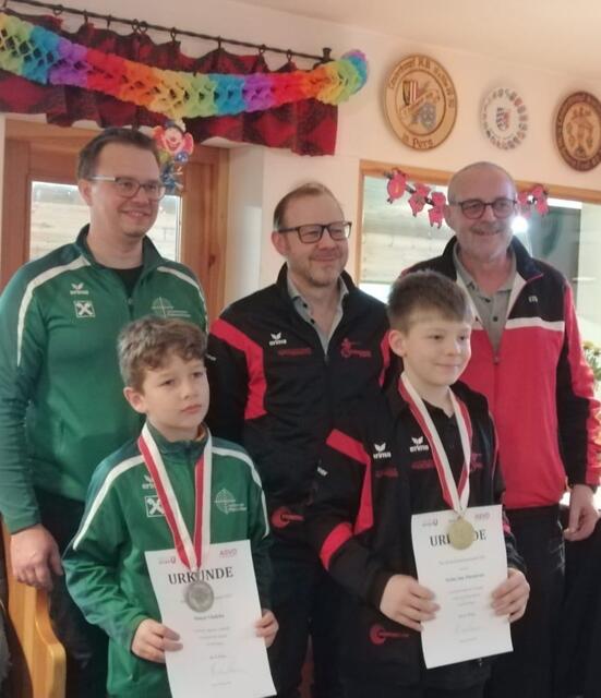 Bezirksmeisterschaft Luftgewehr 2025. Stefan Eehrentraut (rechts), Perg, siegte in der Klasse Mini.  | Foto: Schützenverein Pabneukirchen