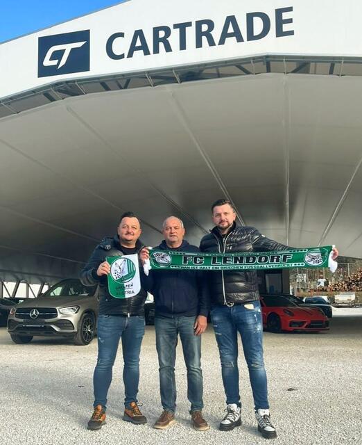Lendorfs sportlicher Leiter Alois Morgenstern freut sich über die Unterstützungszusage von Muhamed und Resid  Halilovic (r.).  | Foto: Morgenstern/KK