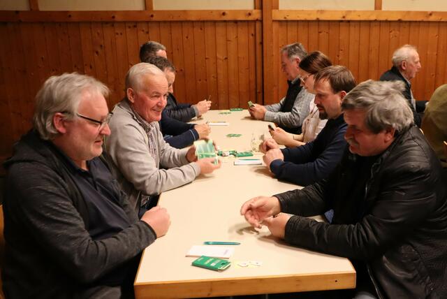 Her mit den Karten, ich will spielen! | Foto: Gerhard Langmann