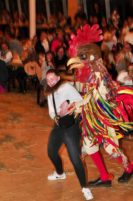 Wer sich erste Reihe fußfrei aufhält, sollte auf den "Goggeler" der Zirler Türggeler besonders achten. | Foto: Hassl