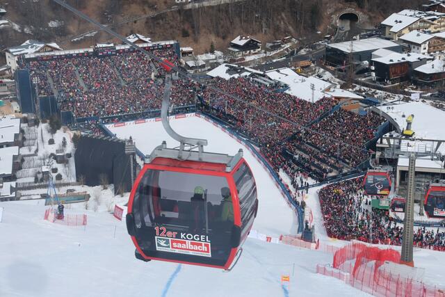 Mehr als 15.000 ZuschauerInnen im vollen Zielstadion bei der heutigen WM-Abfahrt der Herren am Zwölferkogel in Saalbach-Hinterglemm. | Foto: Land Salzburg/Franz Neumayr