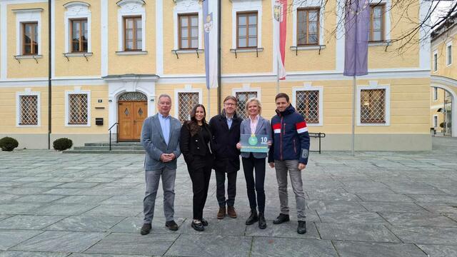 MOS-Vorstansmitglieder Rudolf Wilflingseder und Alexandra Lind, Bürgermeister Josef Wendtner, MOS-Obfrau Claudia Kolussi sowie Vorstandsmitglied Rico Witzger (v.l.). | Foto: Gemeinde Mondsee