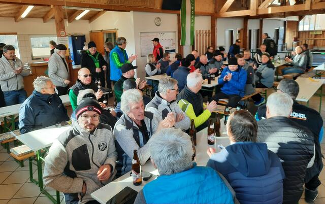 Die Mannschaften bei der Siegerehrung in der Stockhalle Au/Donau
