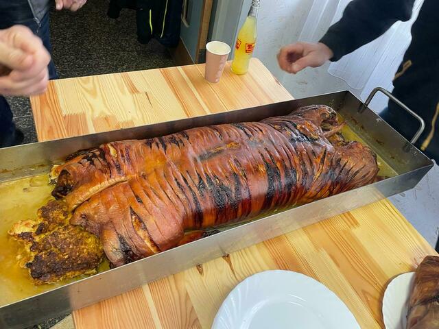 Kulinarisch gab es unter anderem ein Spanferkel. | Foto: Bernhard Herics