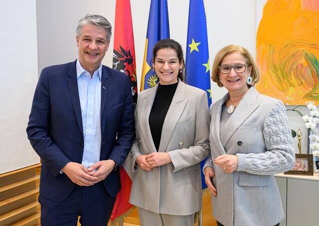 NV-Generaldirektor Stefan Jauk, NV-Generalsekretärin Elisabeth Ring und Landeshauptfrau Johanna Mikl-Leitner sprachen über die Schadensbilanz zum Hochwasser 2024 und die Investitionsaktivitäten der NV. | Foto: NLK Burchhart