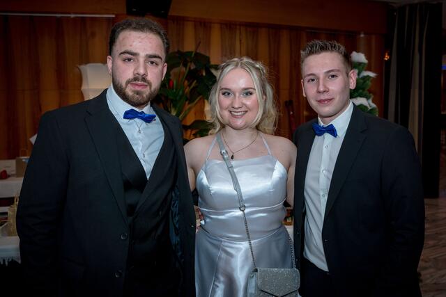 Die beiden Maturanten Mahmoud und Philipp freuten sich gemeinsam mit Sandrien auf den Ball.